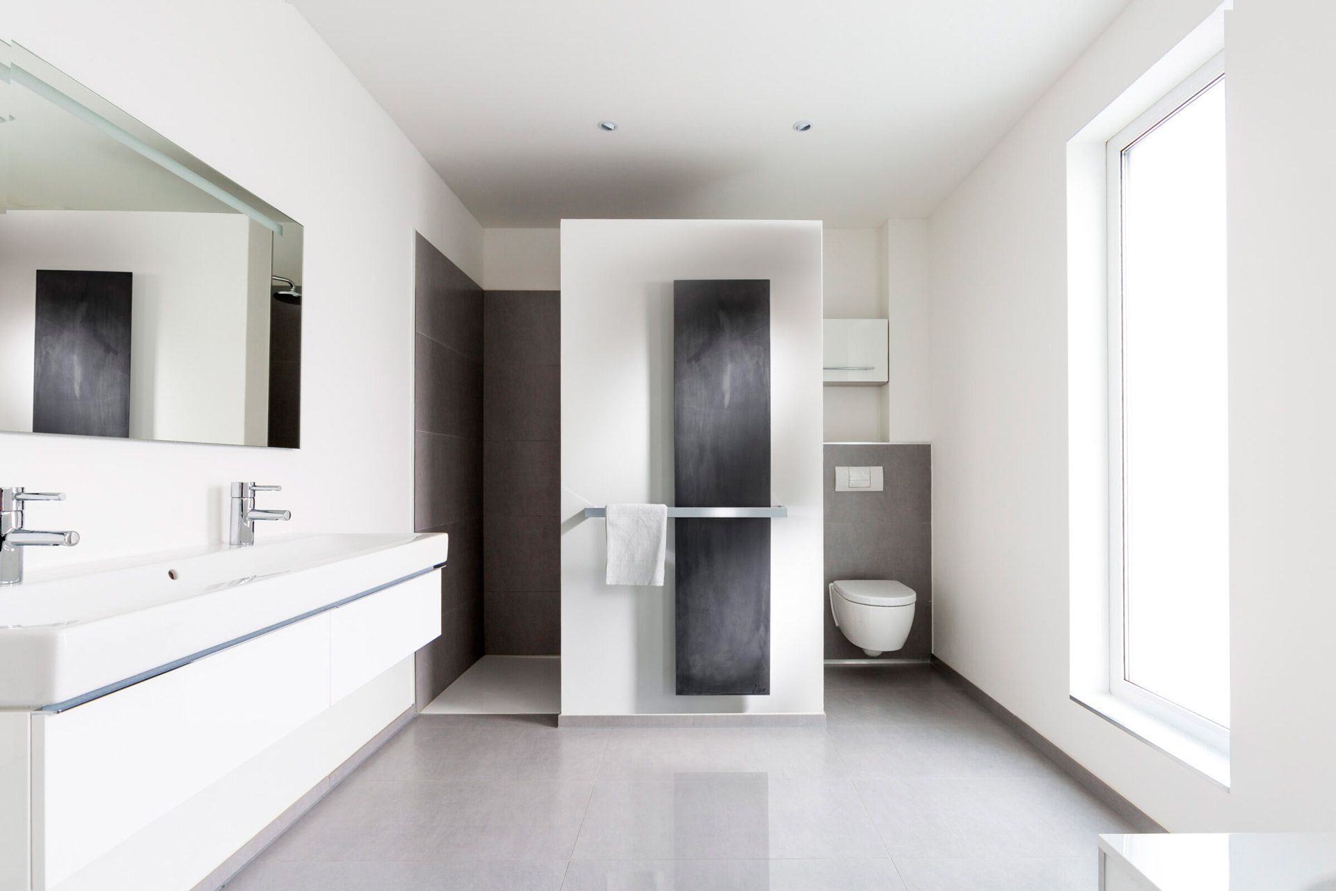 Sèche-serviettes contemporain dans une salle d'eau au design épuré