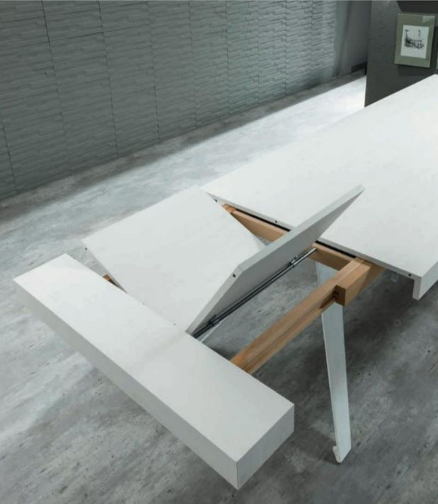 Système de rallonge encastrée pour une table en bois blanc