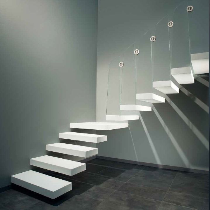 Escalier en bois blanc et rembarde en verre