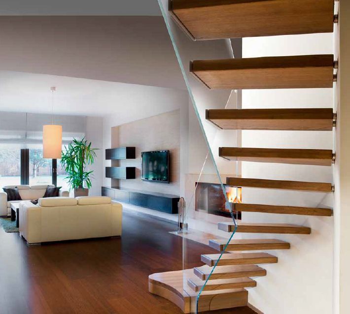 Escalier en bois et verre dans un salon design