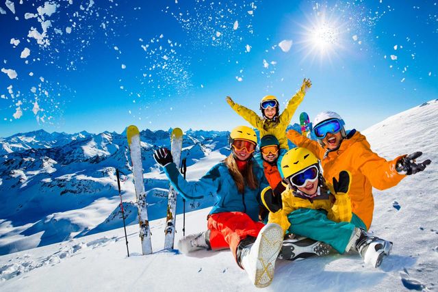 Une famille heureuse à la montagne sous la neige