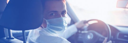 Un conducteur de taxi masqué nous regardant