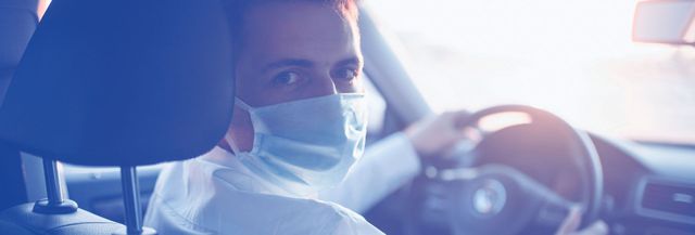 Un conducteur de taxi masqué nous regardant
