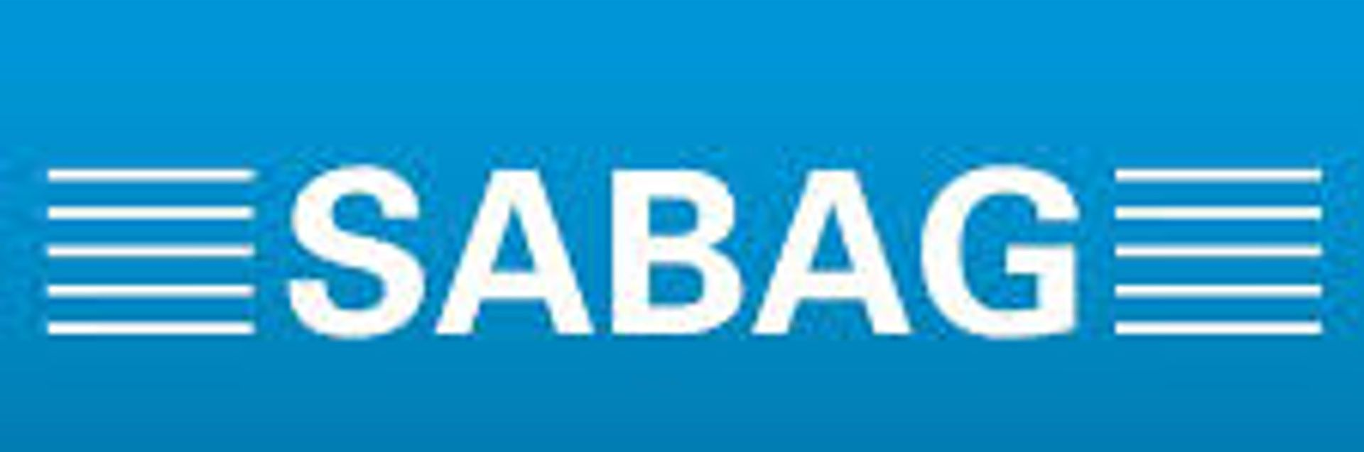 SABAG-Logo in weißer Schrift mit parallelen Linien auf blauem Hintergrund.