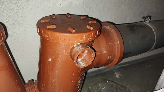 Un primer plano de una pipa con una tapa encima.