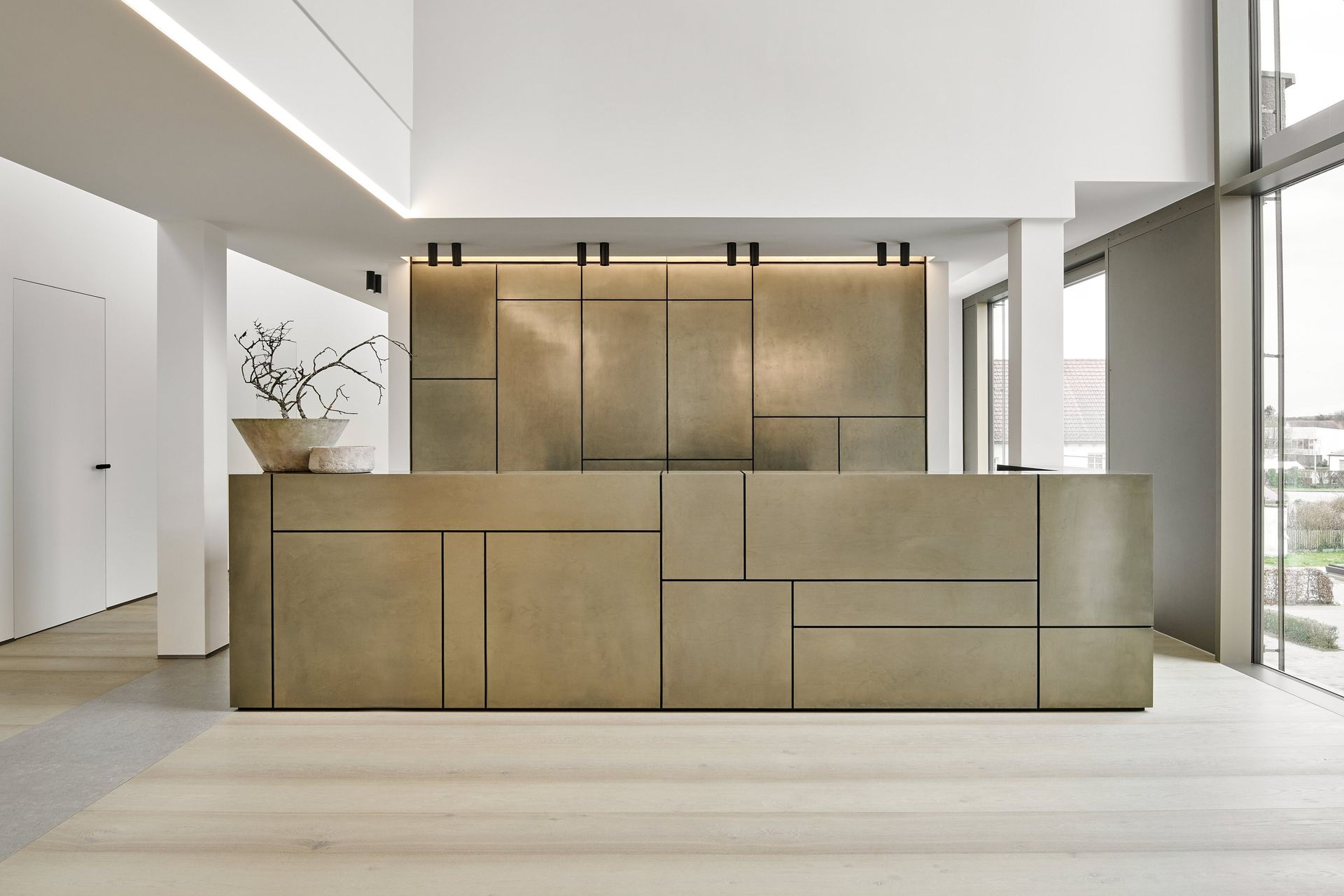 Küche mit glatten Fronten in brushed Gold