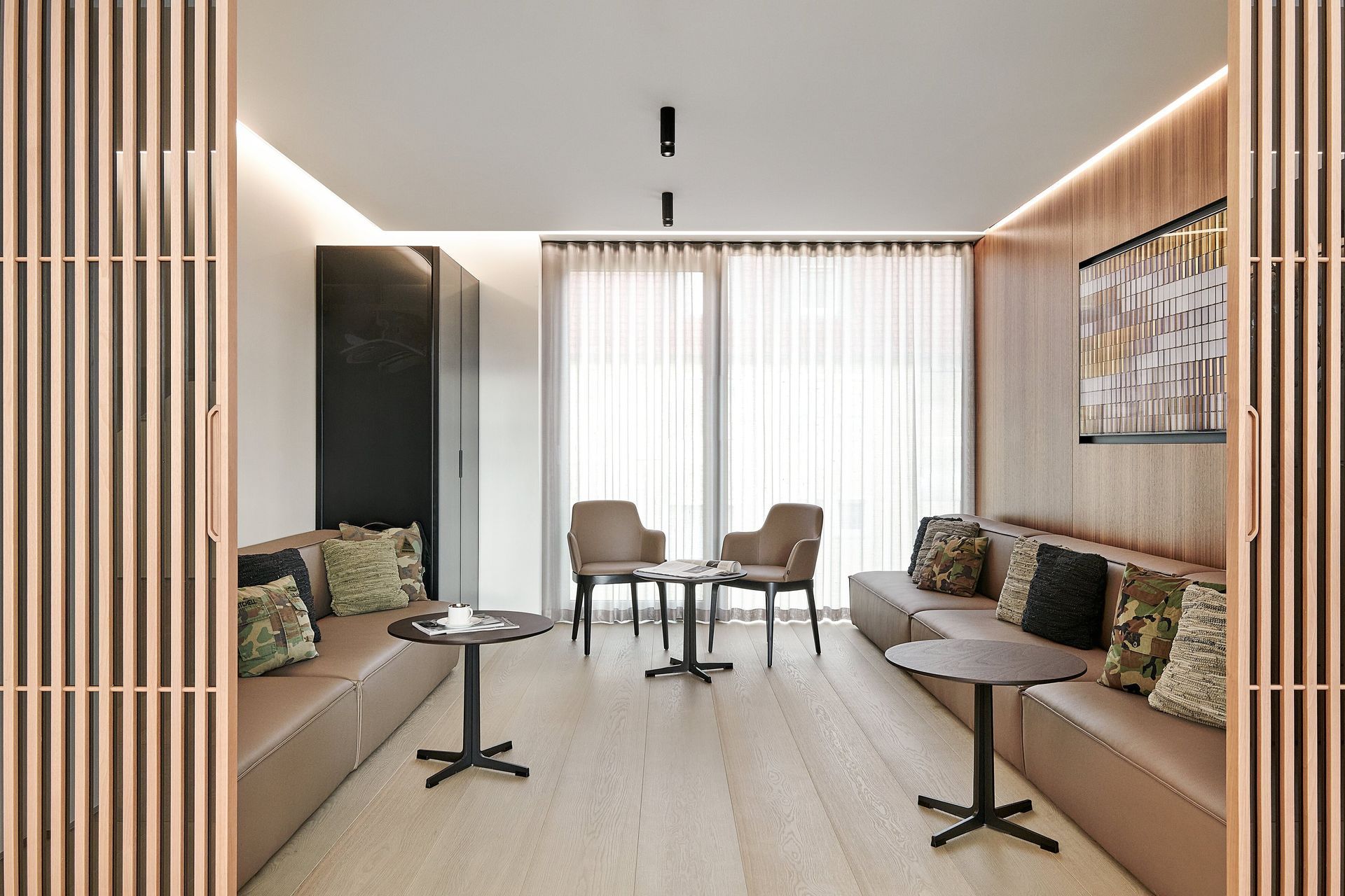 Besprechungsraum-Nische mit brauner Möblierung