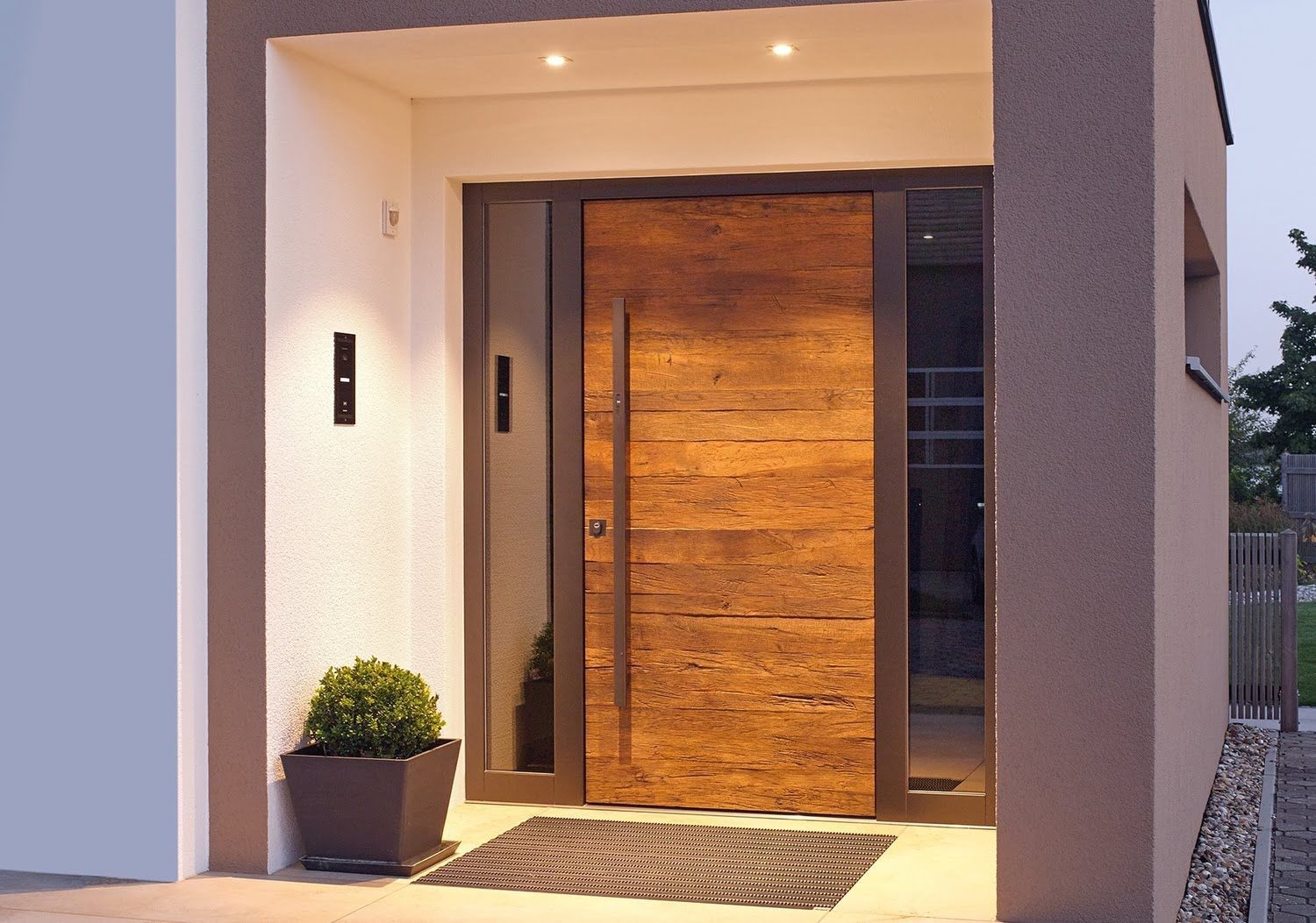 Eingangstür eines Wohnhauses aus Holz