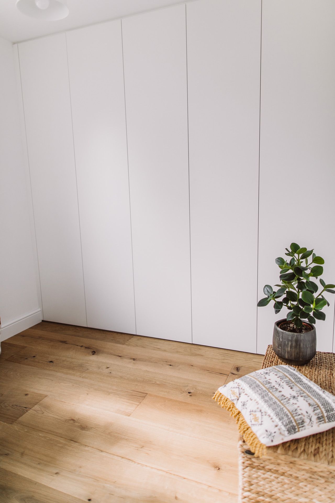 Hohe weiße Schrankfronten