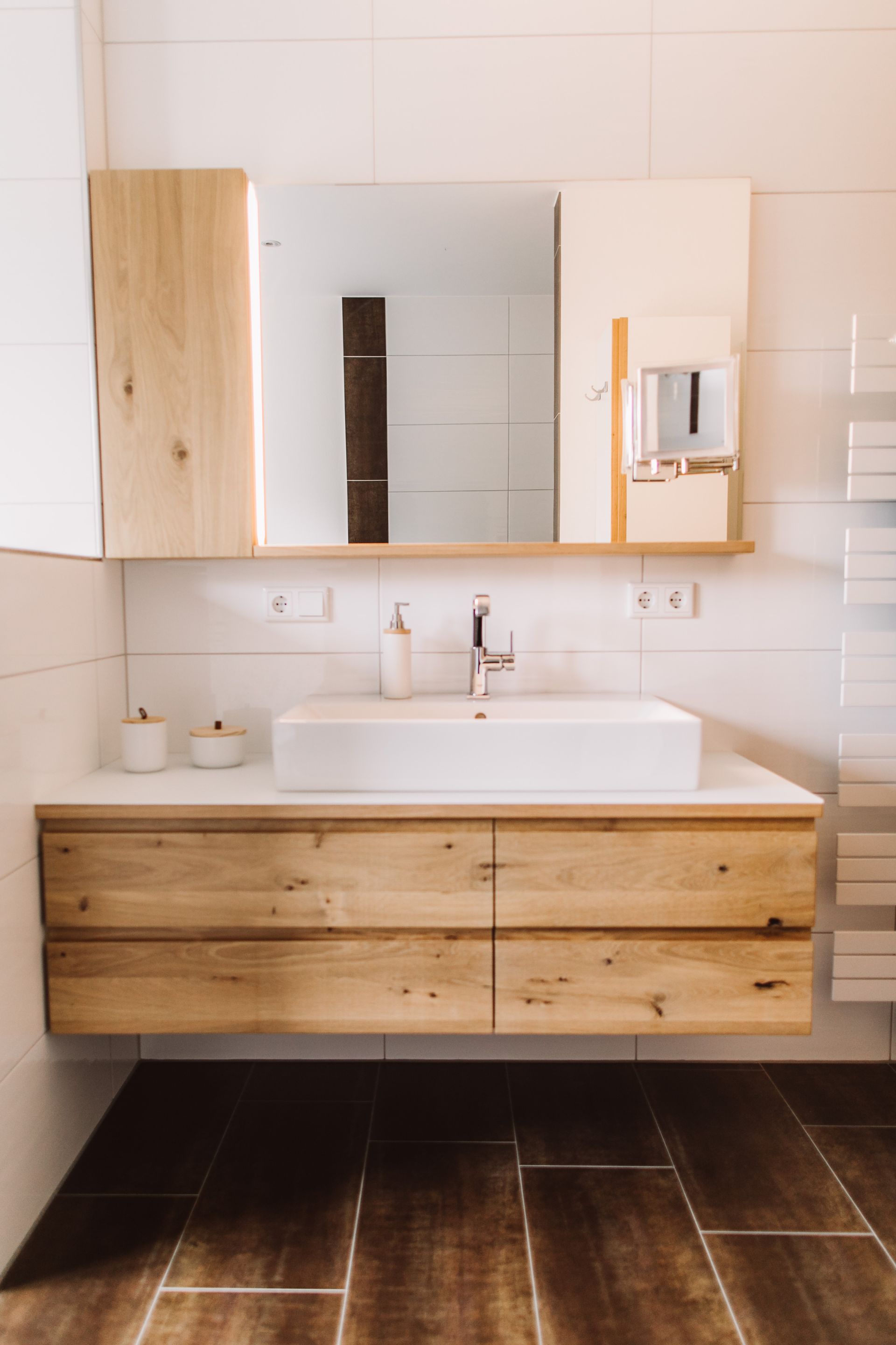 Weißer Waschtisch mit Holzfronten und Spiegel