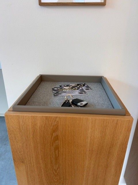 Abverkauf Garderobe: Ablage auf der Konsole