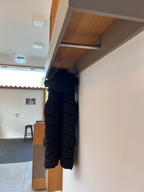 Abverkauf Garderobe: Hängende Garderobe mit einer Jacke