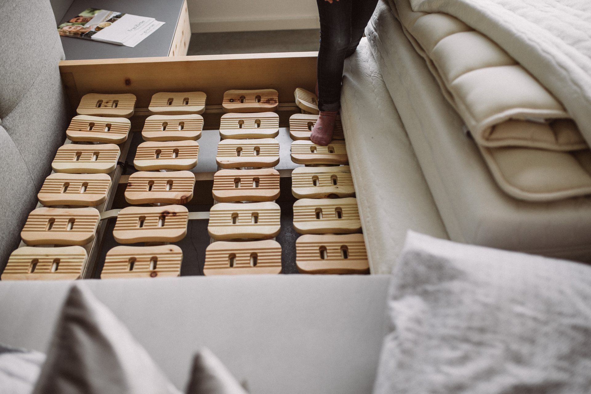 Ausstellung Häckl: Lattenrost aus Holzblöcken