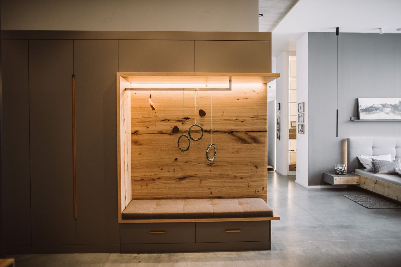 Showroom Häckl - Schrankwand mit eingelassener Nische als Garderobe