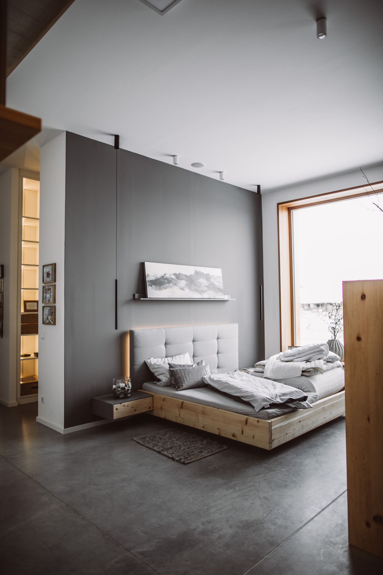 Showroom Häckl - Schlafzimmer mit Holzbettgestell