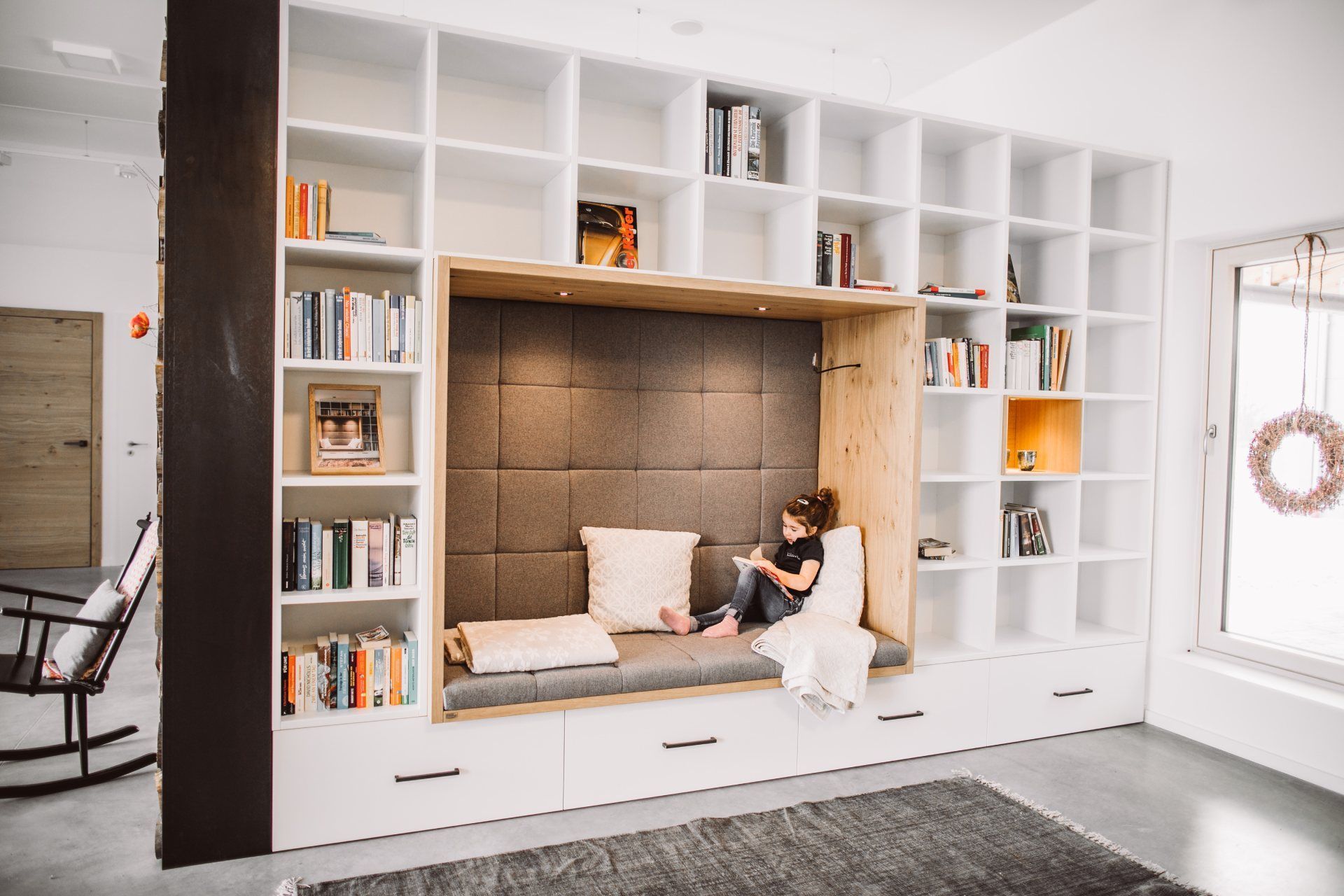 Ausstellung Häckl: Bücherschrank mit Lesenische