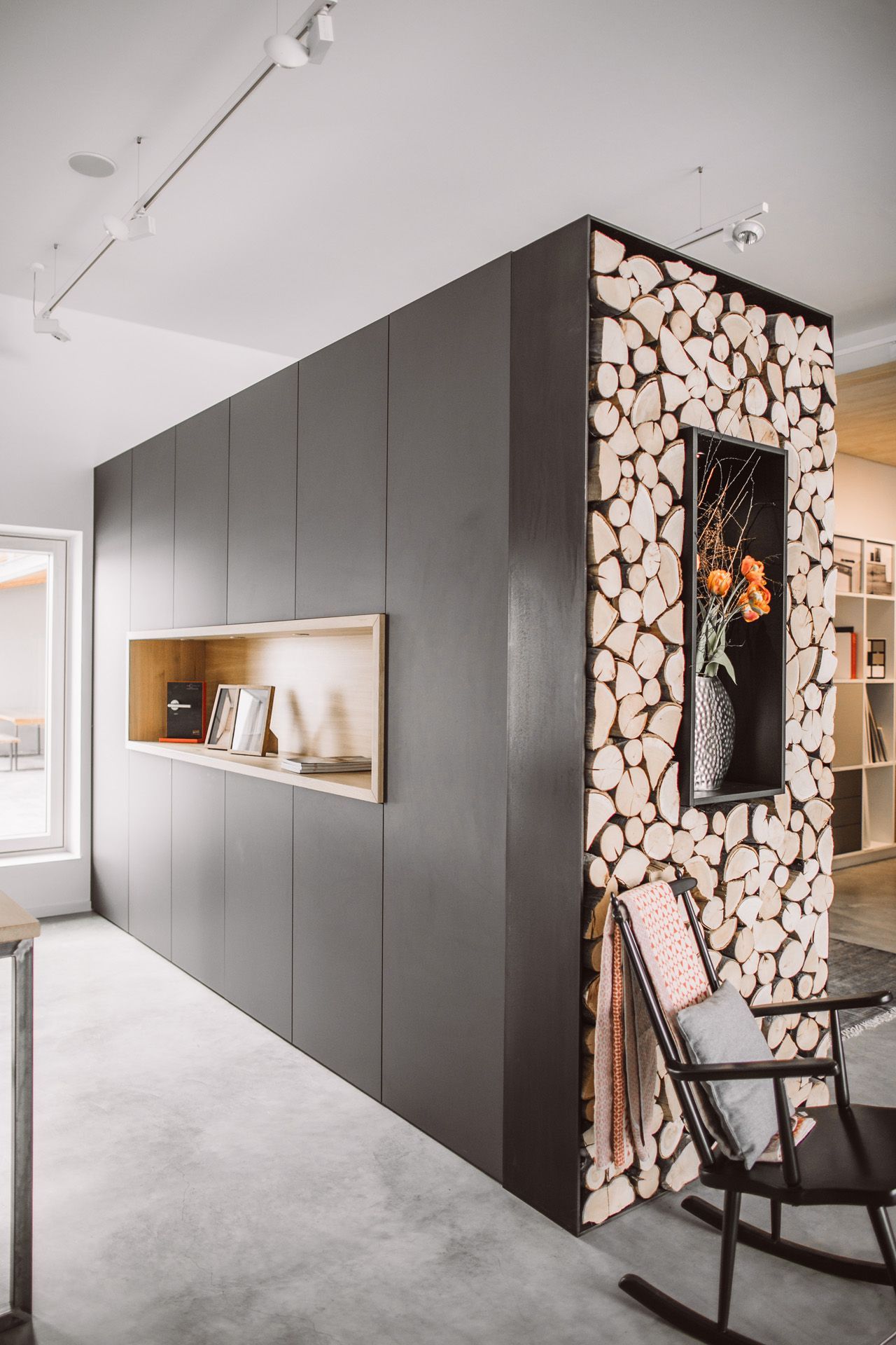 Showroom Häckl - flache Schrankwand mit eingelassenem Holzregal