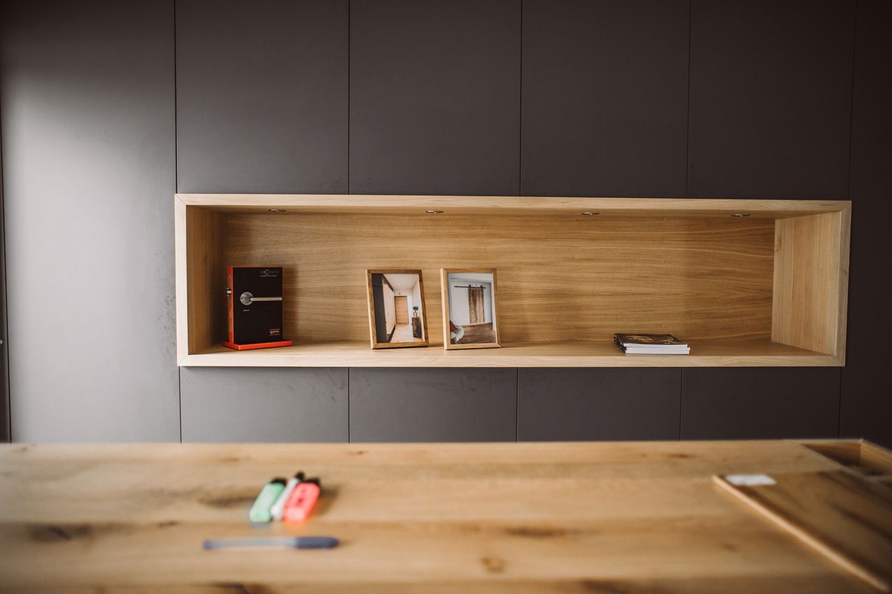 Showroom Häckl - flache Schrankwand mit eingelassenem Holzregal mit Deko