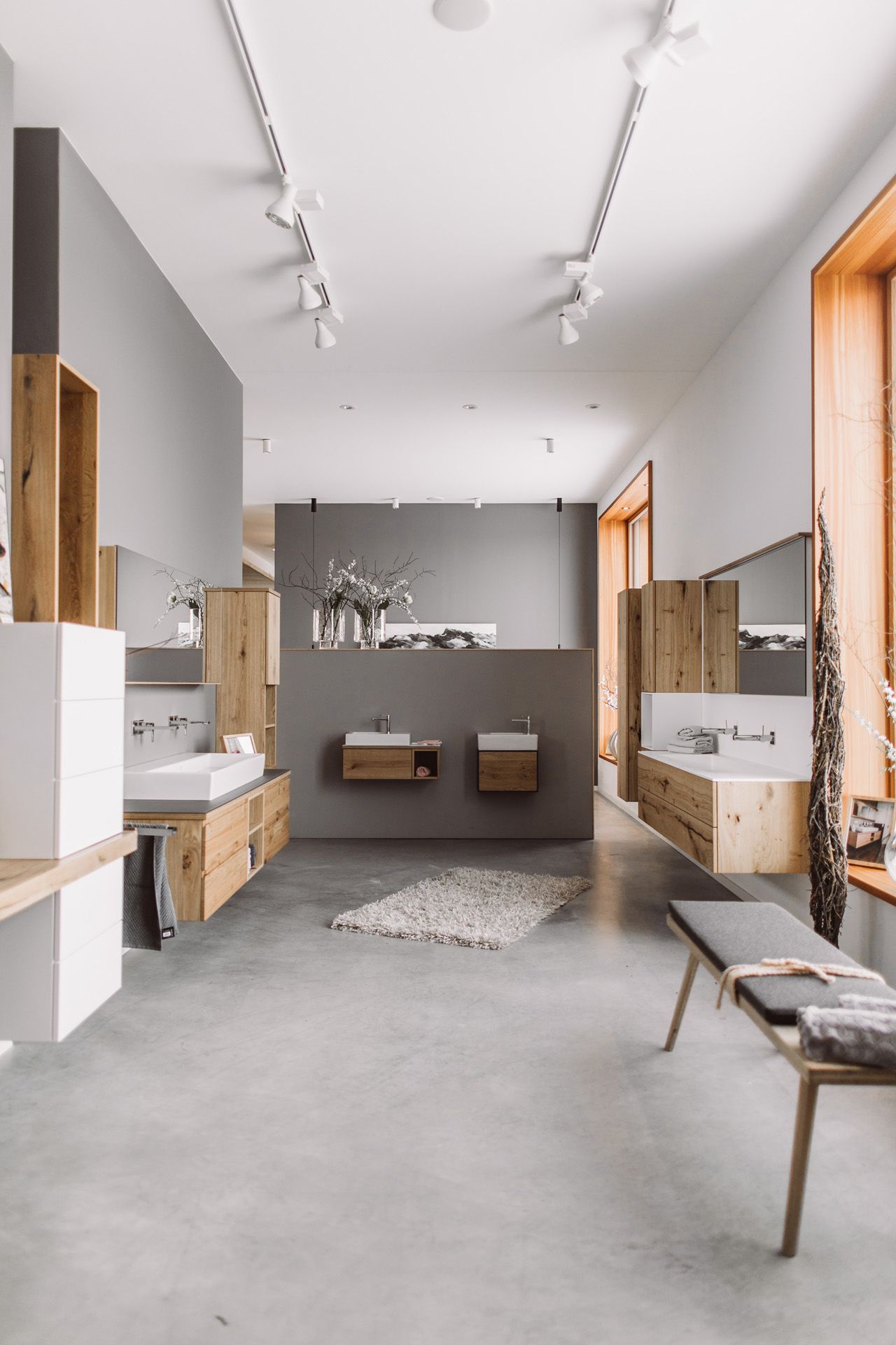 Showroom Häckl - Badezimmer mit Holzmöbeln