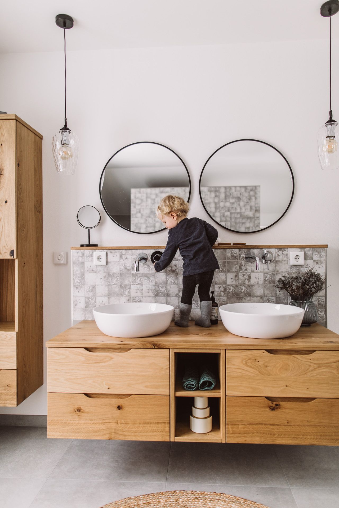 Kleines Kind steht auf der Oberfläche des modernen Waschtisches