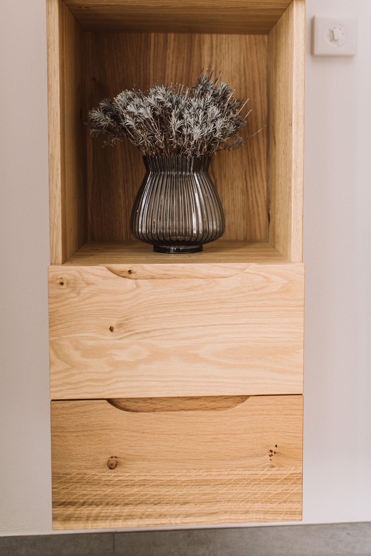 Showroom Häckl - Regal mit Blumen in einem Holzschrank