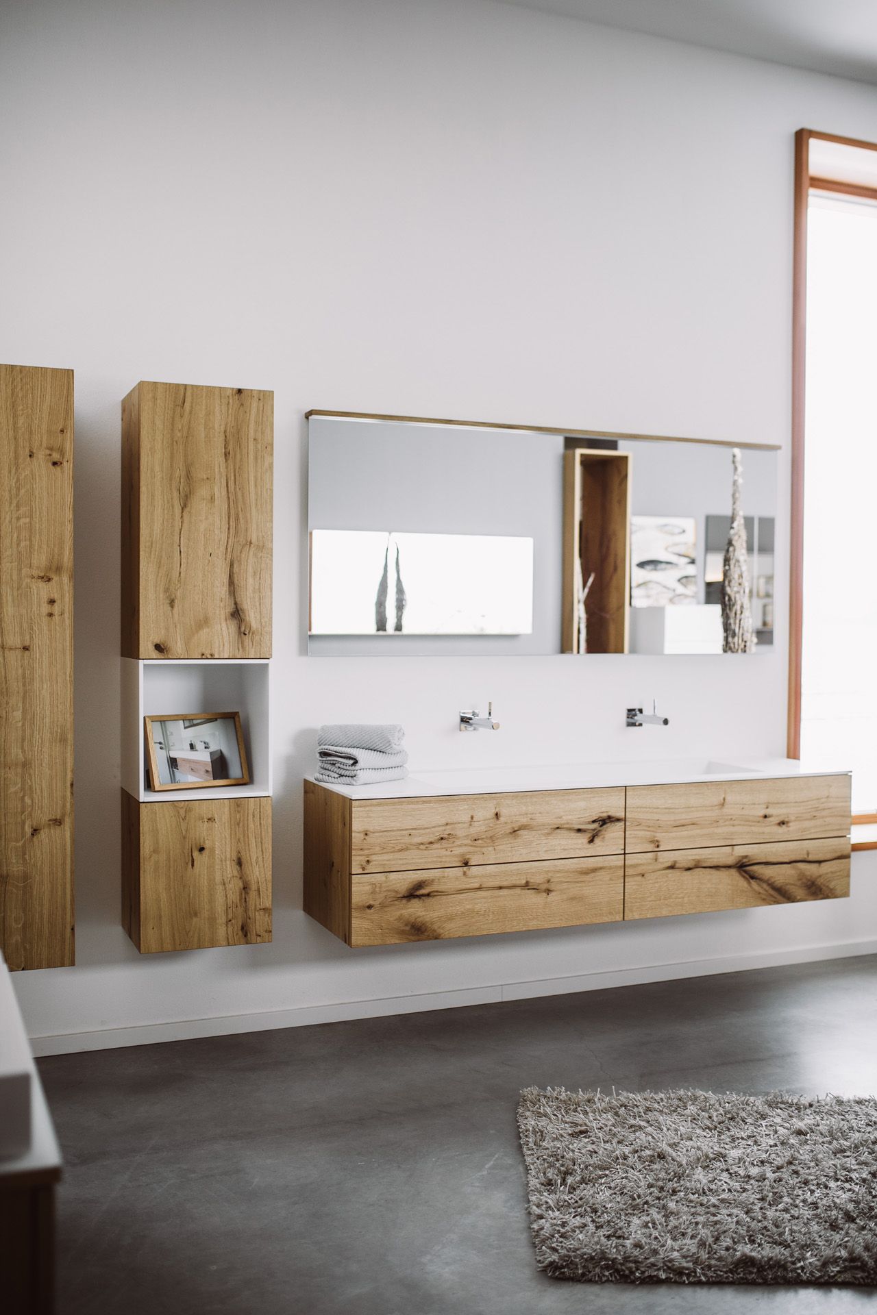 Showroom Häckl - Badezimmer mit gemaserten Holzfronten
