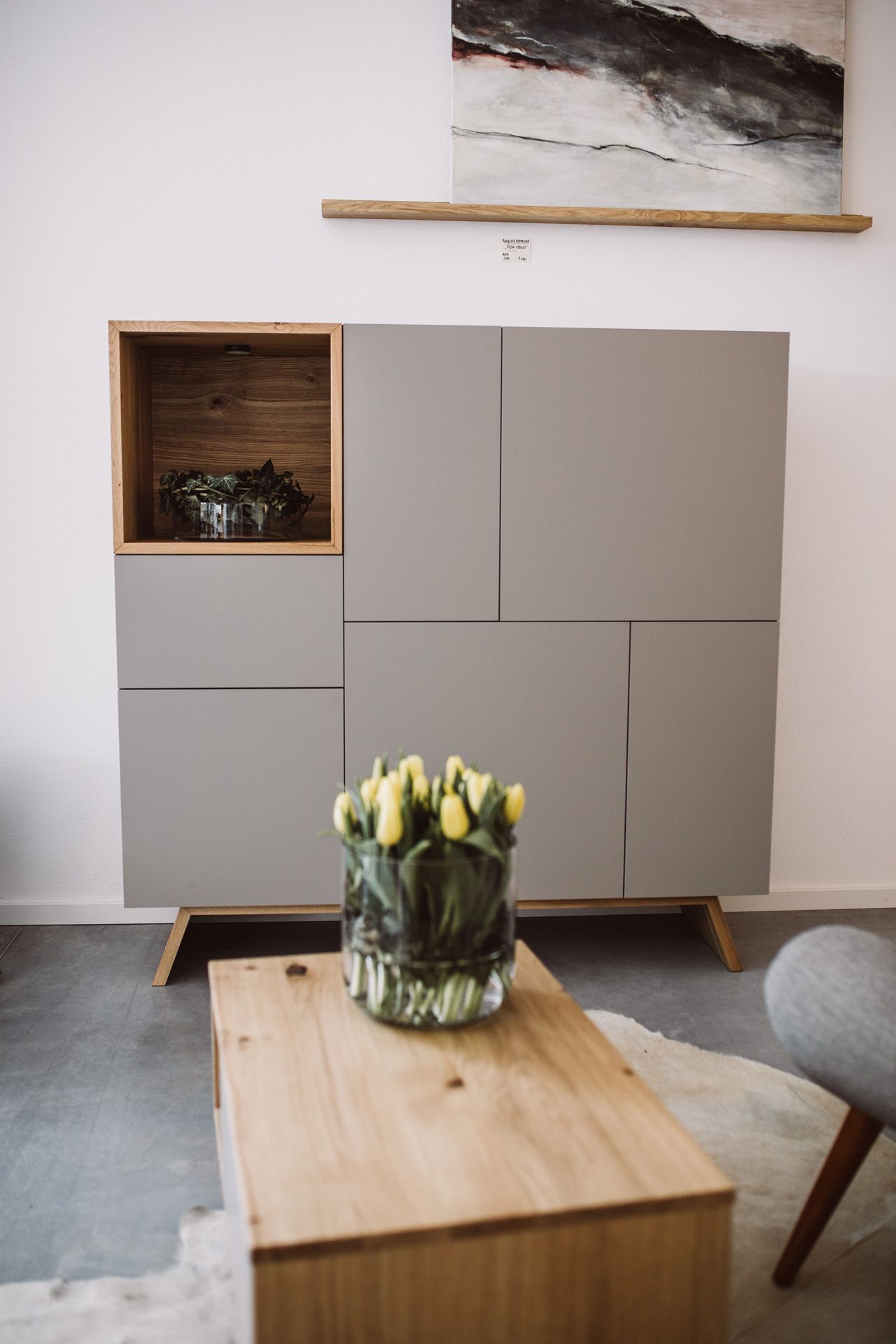 Showroom Häckl - Sideboard mit glatten Fronten und einem eingelassenen Regal