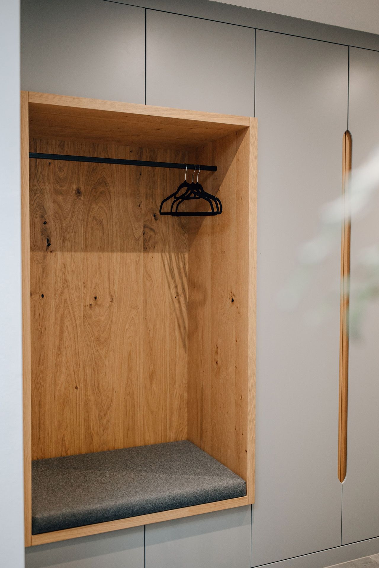 Wandschrank mit eingelassener Sitznische