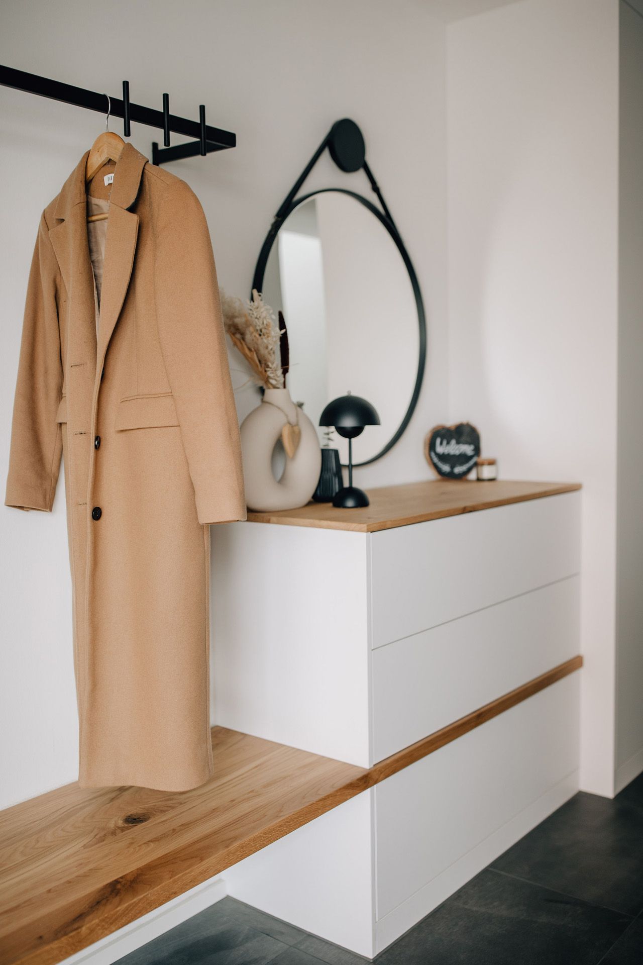 Moderne Garderobe mit Stange für Jacken-Aufhängung