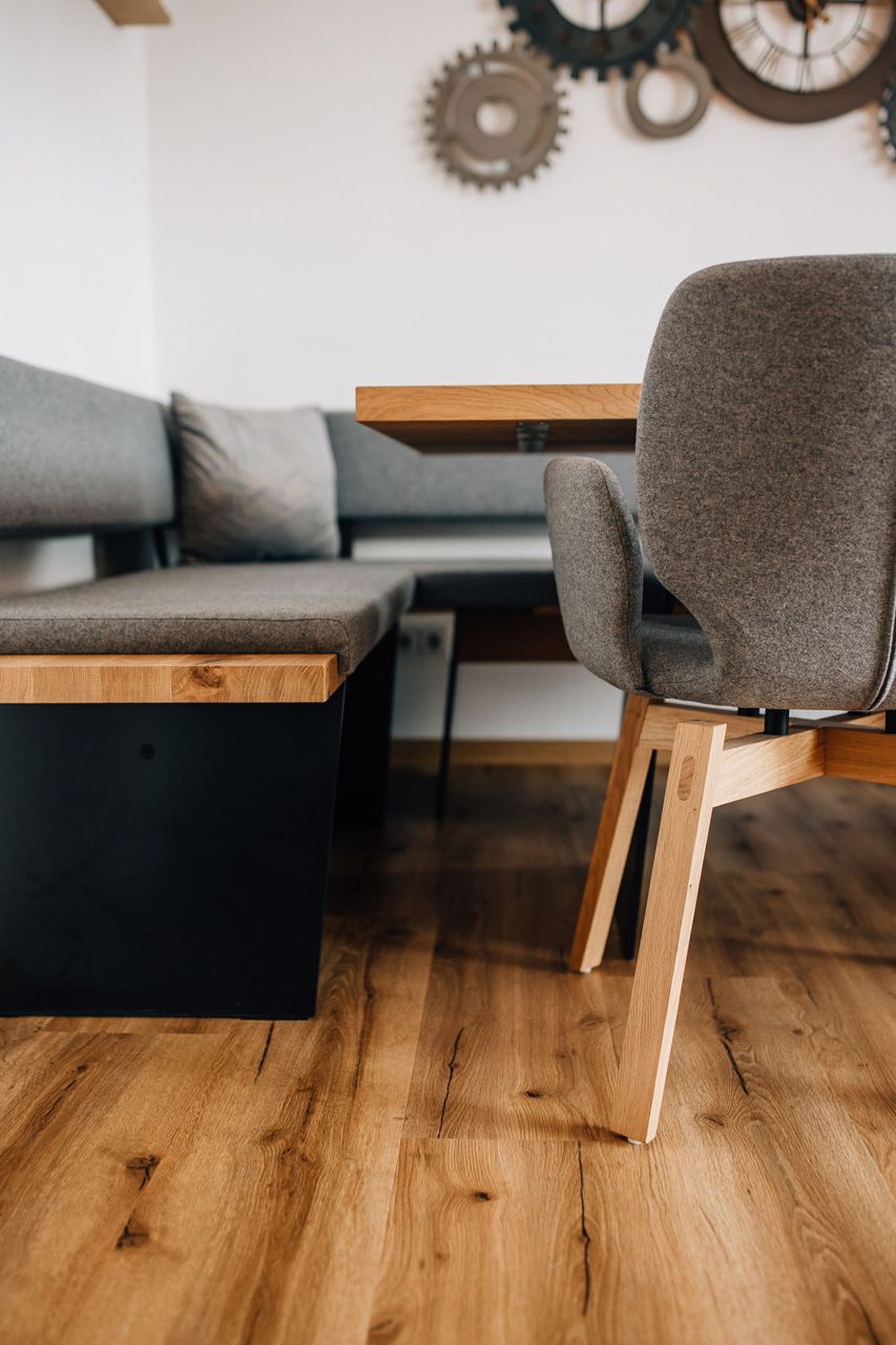 Schreinerei Häckl - Stuhl an einem Holztisch mit Holzbank