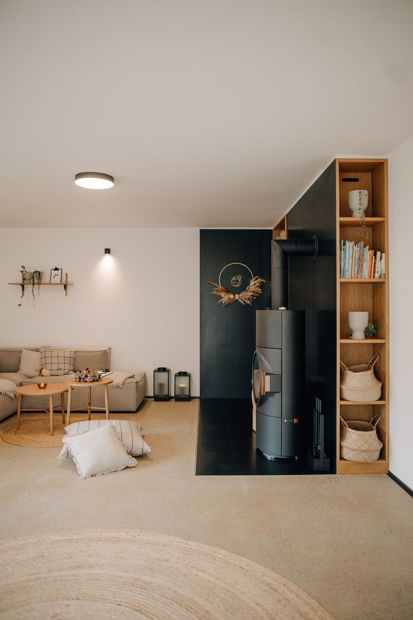 Schreinerei Häckl - Wohnzimmer mit moderner Schrankwand am Kamin
