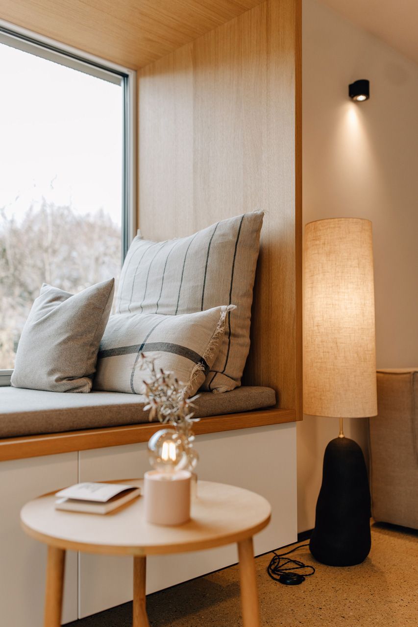Schreinerei Häckl - kuschelige Fensterecke mit Kissen zum Lesen, Hygge-Stil