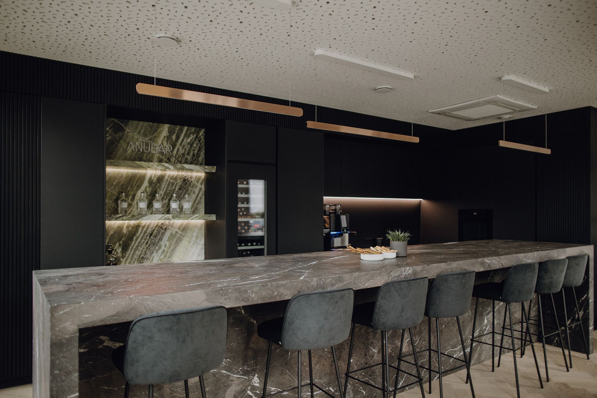 Schreinerei Häckl - schwarze hochwertige Wohnküche mit großer Marmor Kücheninsel