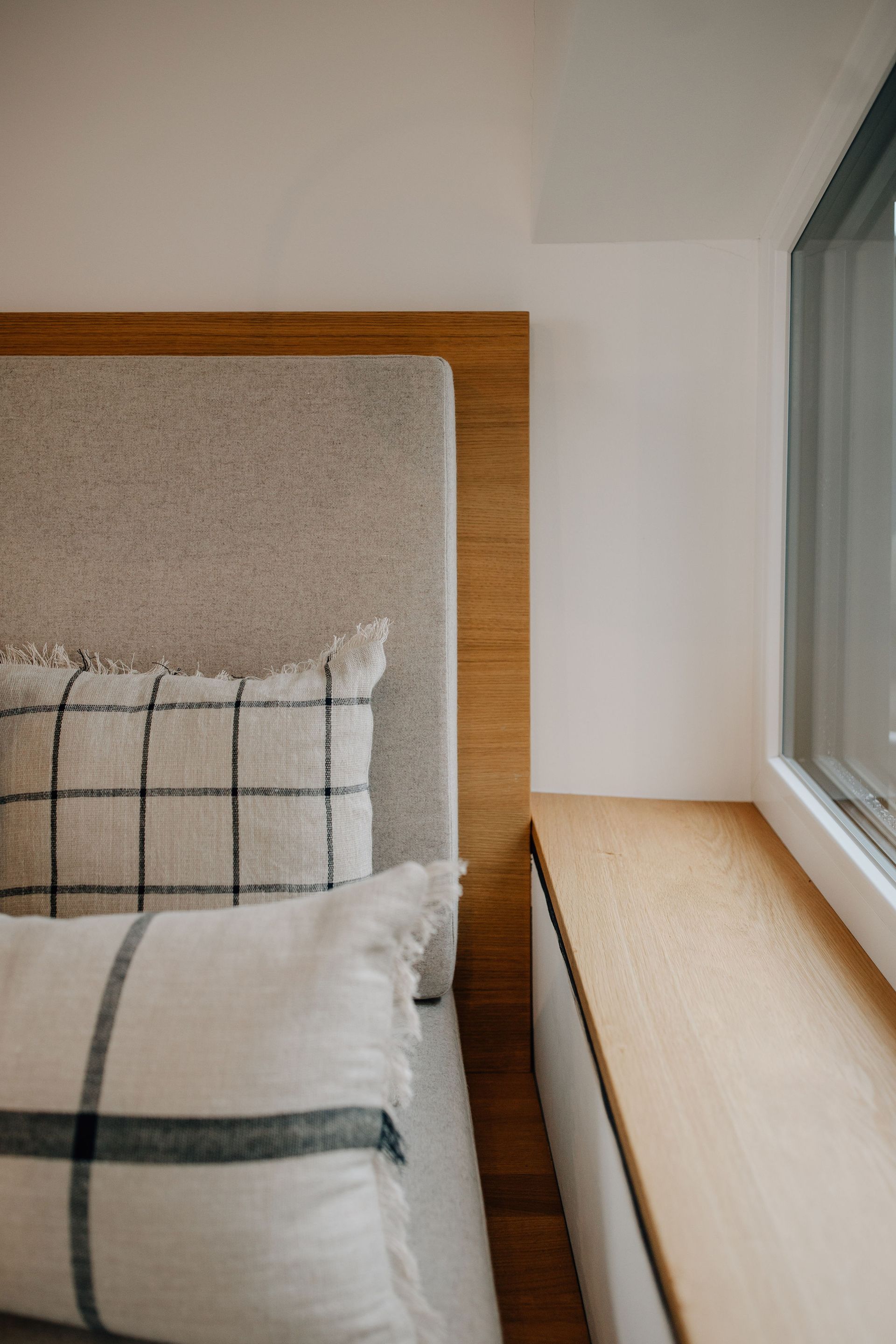 Modernes Wohnzimmer  mitAusbau eines Fensters zum Sitzen, skandinsvisch, hygge