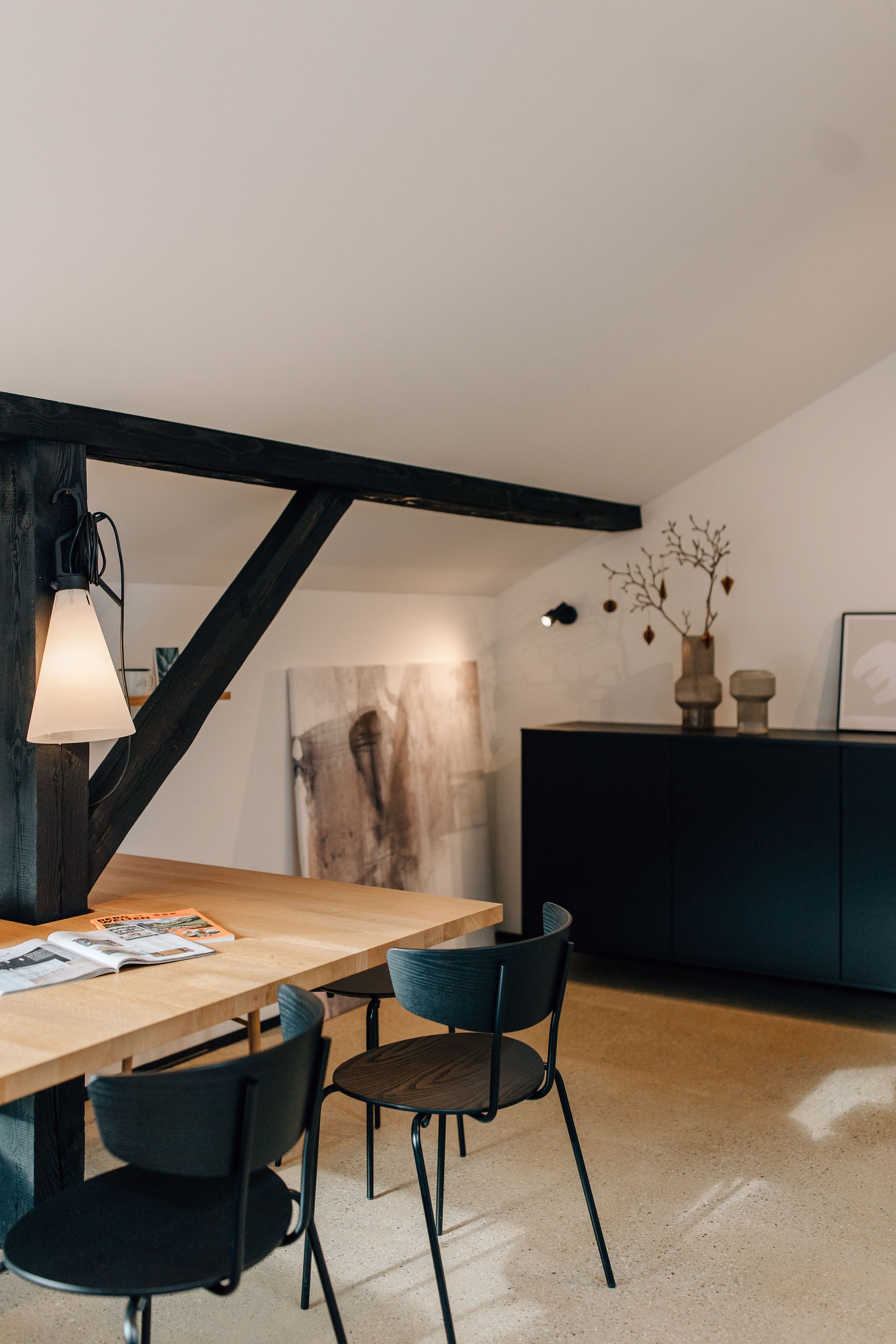 Moderne Raumgestaltung mit dunklem Schrank