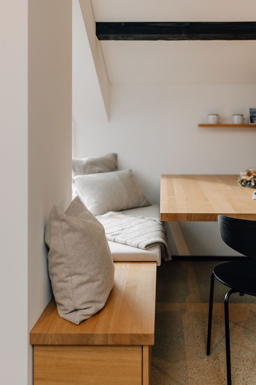 Schreinerei Häckl - Wohnraum mit Sitzbank aus Holz