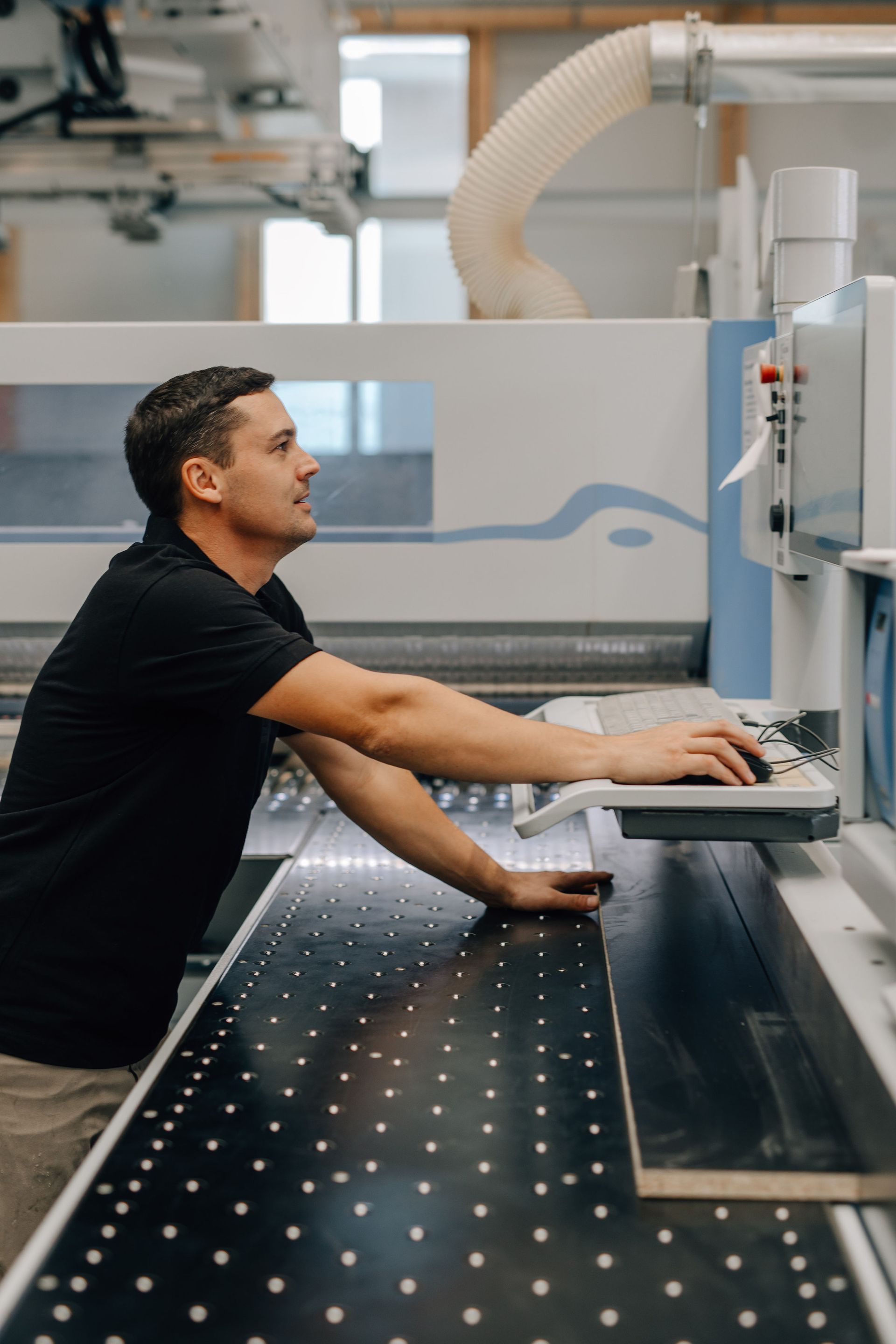 Schreiner an einer Maschine