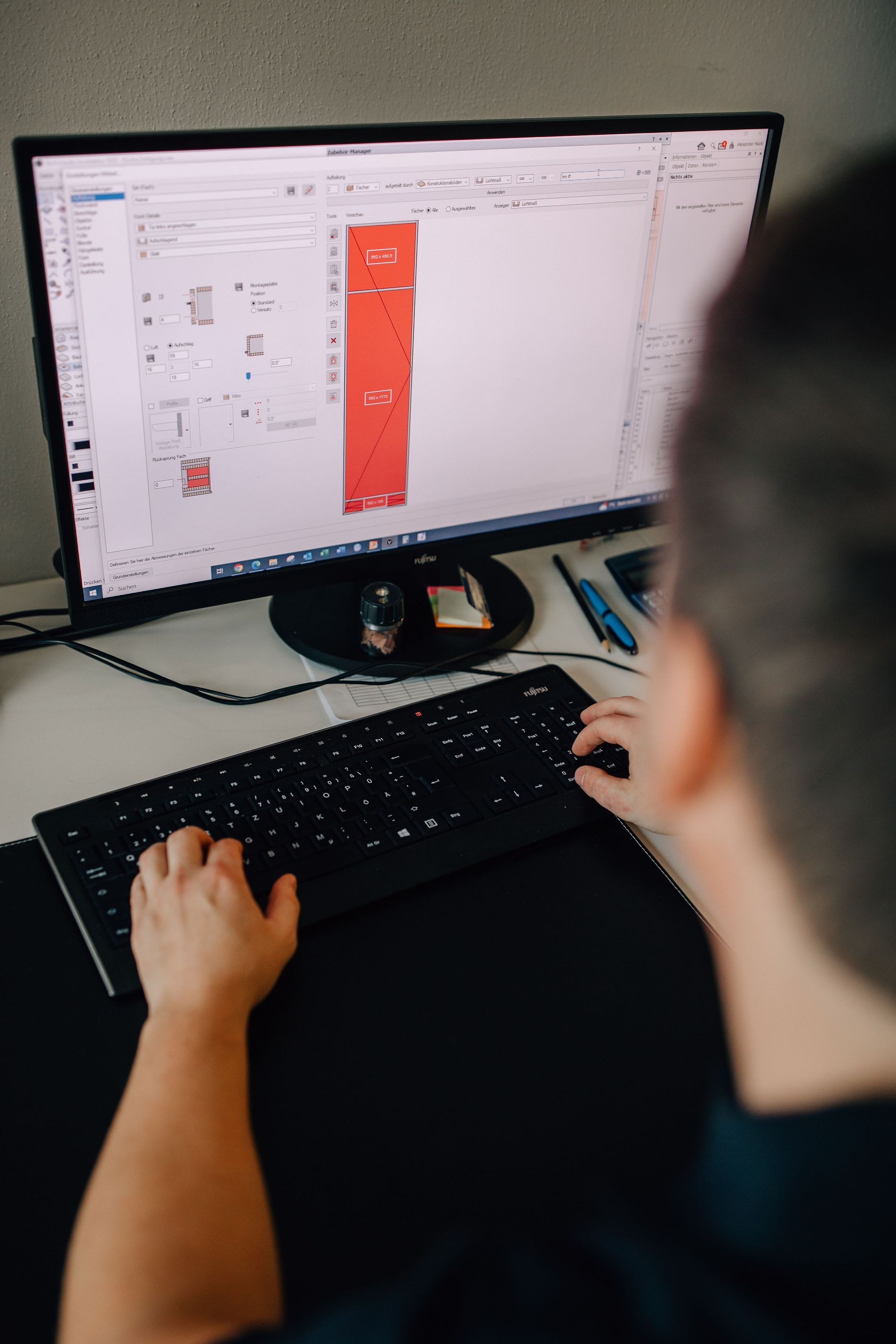 Häckl Mitarbeiter in der Konstruktion am PC