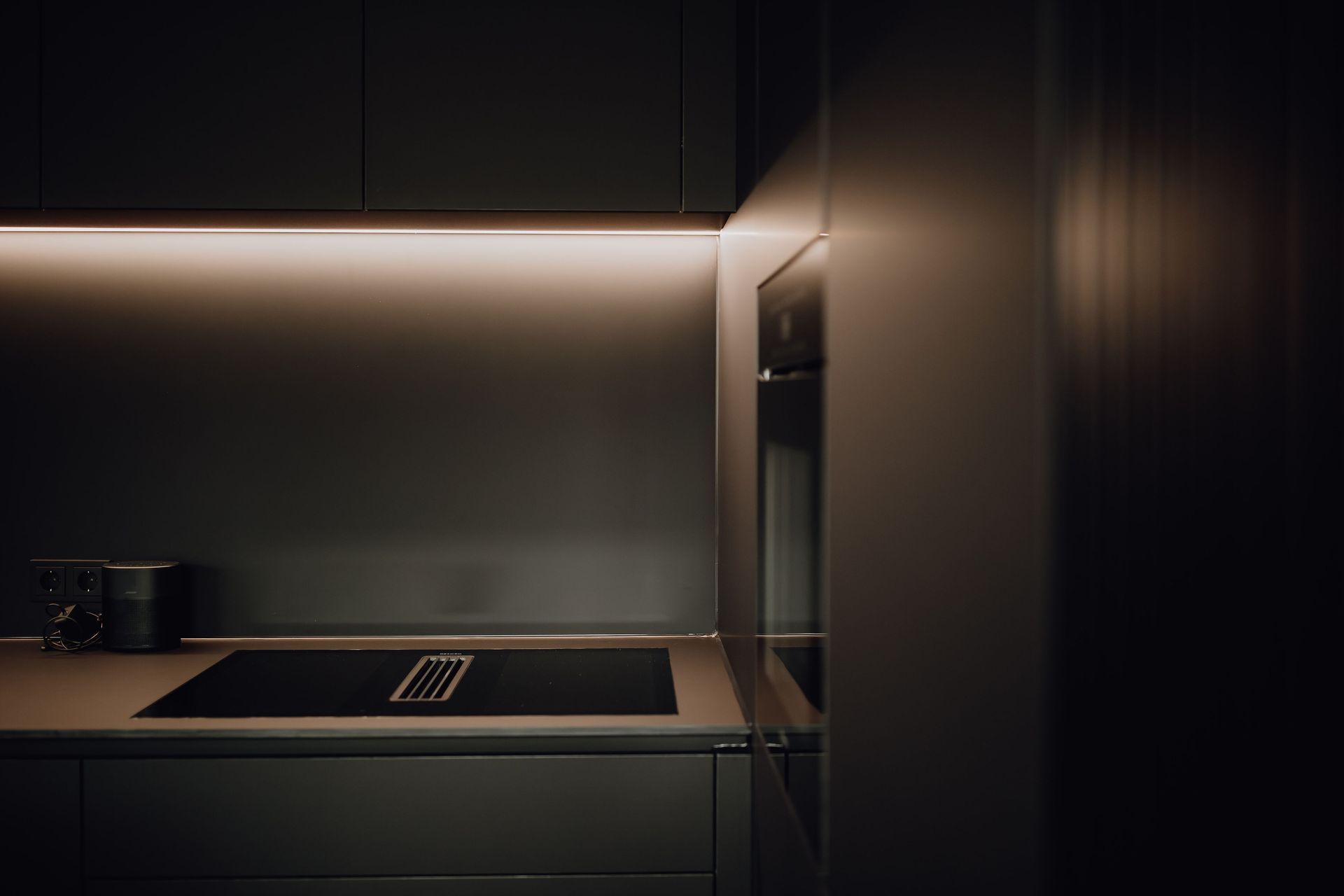 Moderne schwarze Küche mit Akzentlicht