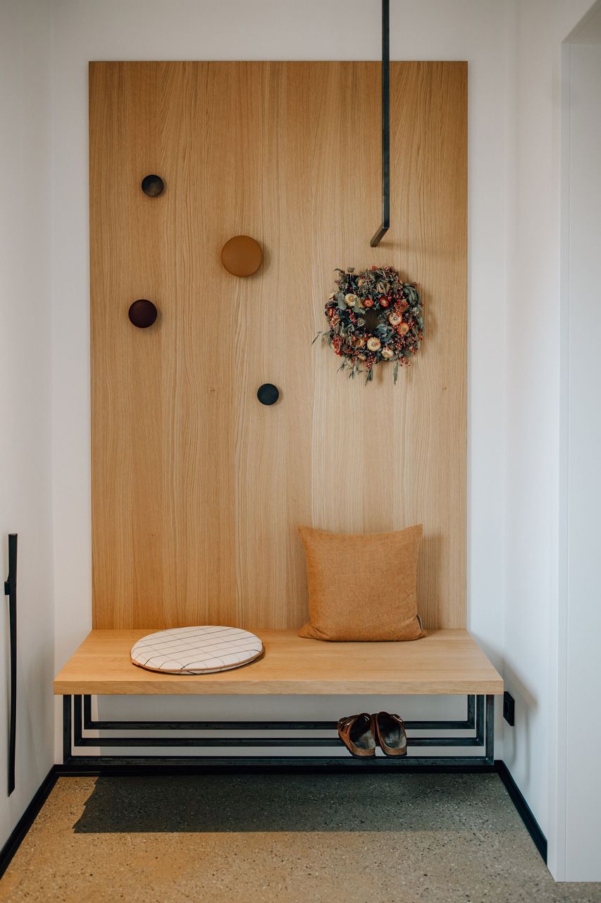 Schreinerei Häckl - moderne Garderobe aus Holz mit Kissen