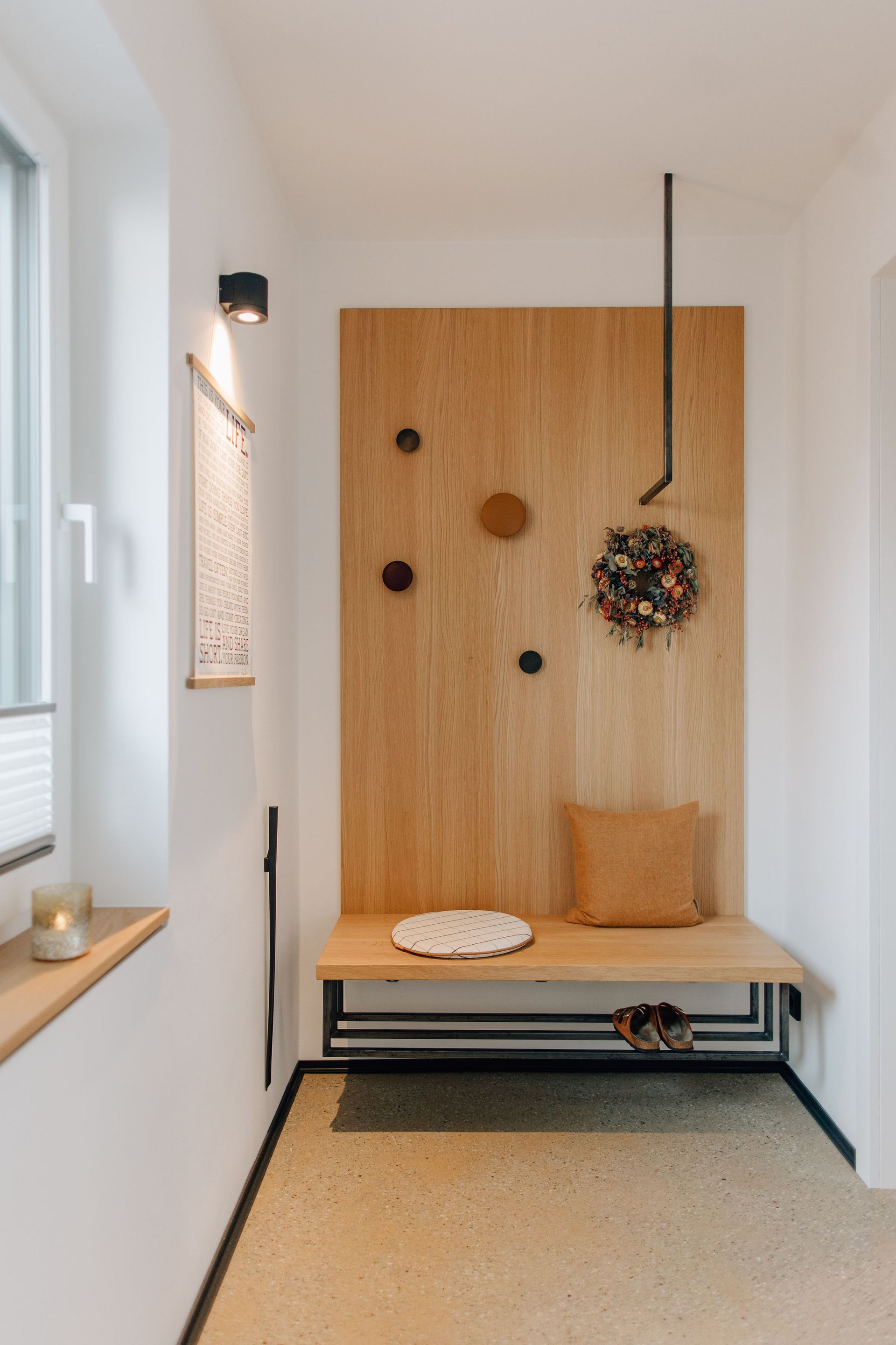 Moderne Garderobe aus Holz mit kleinen Akzenten