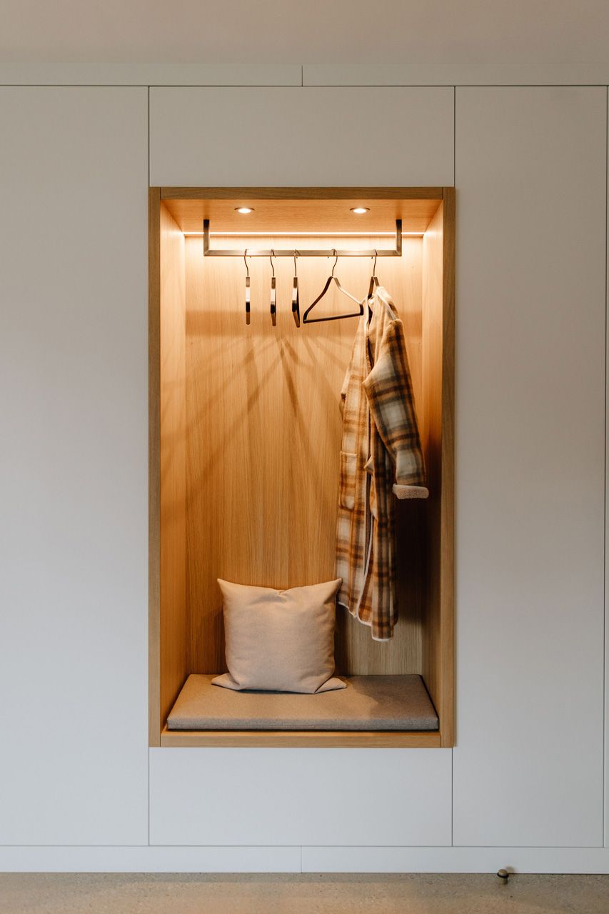 Schreinerei Häckl - Garderobe eingelassen in weiße Schrankwand