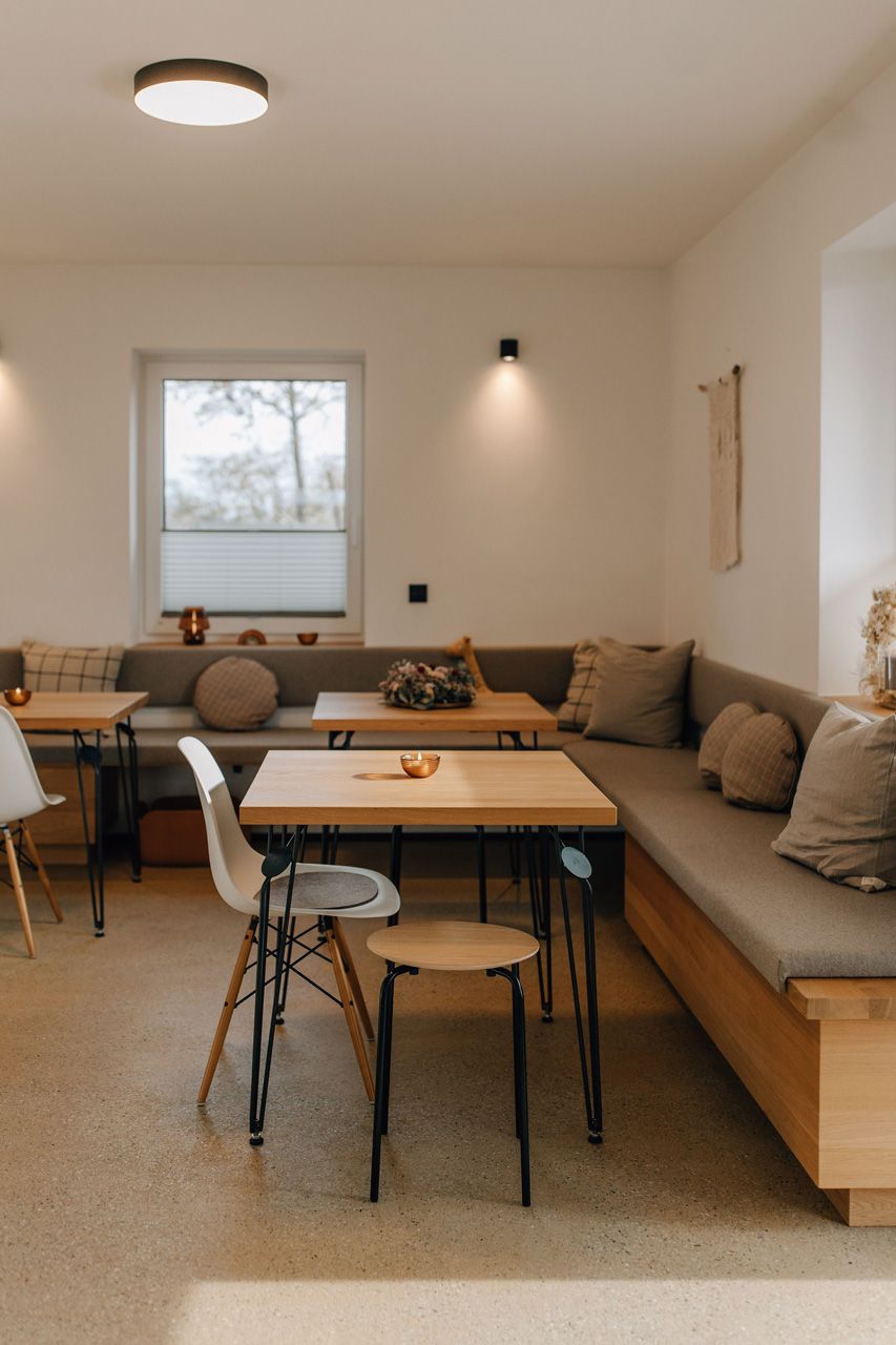 Schreinerei Häckl - Tische mit Stühlen und Holzbänken