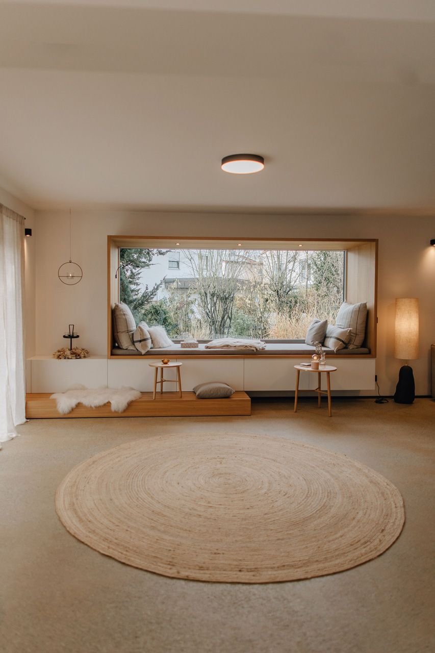 Schreinerei Häckl - großer Wohnraum mit geräumiger Nische im Fenster, mit Kissen, zum Lesen