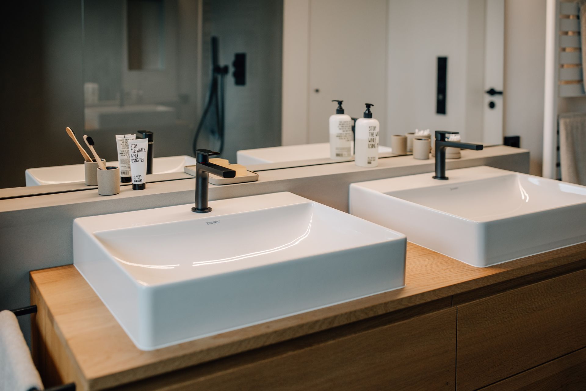 Waschtisch mit zwei modernen Waschbecken