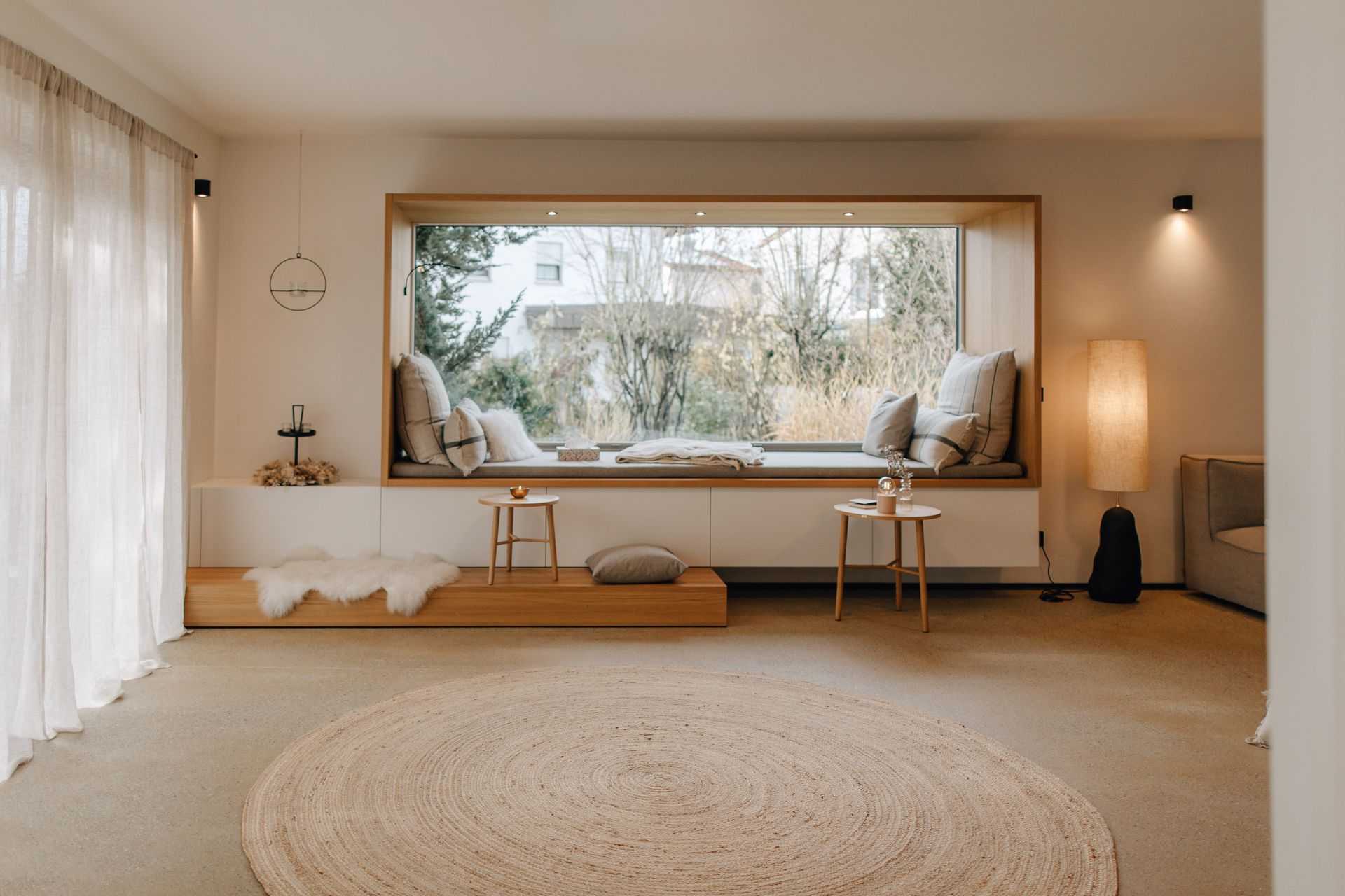 Moderner Ausbau eines Fensters zum Sitzen, skandinsvisch, hygge