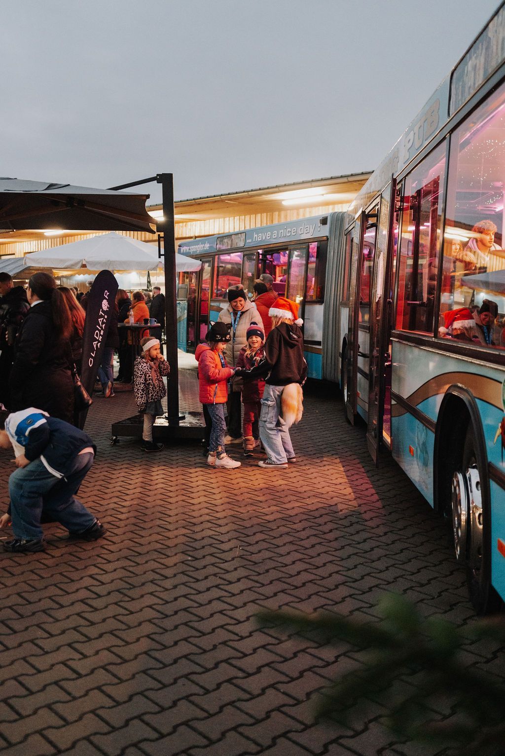 Winterzauber 2025 in der Produktionshalle von Häckl