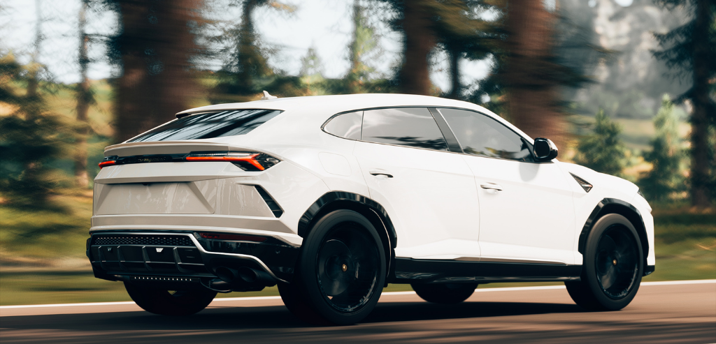 Une Lamborghini Urus blanche roule sur une route entourée d'arbres.