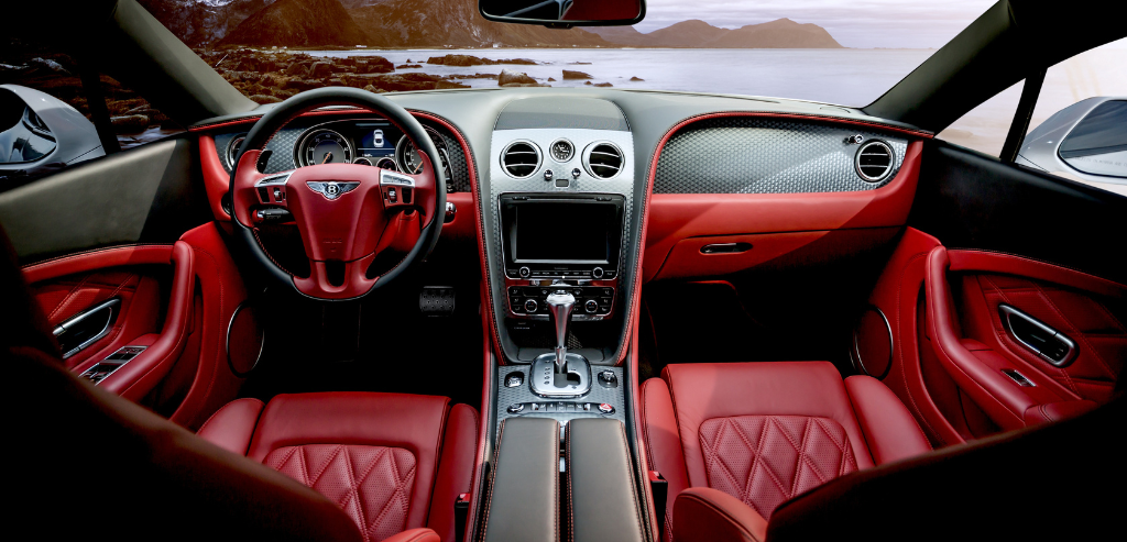 L'intérieur d'une voiture avec des sièges rouges et un volant