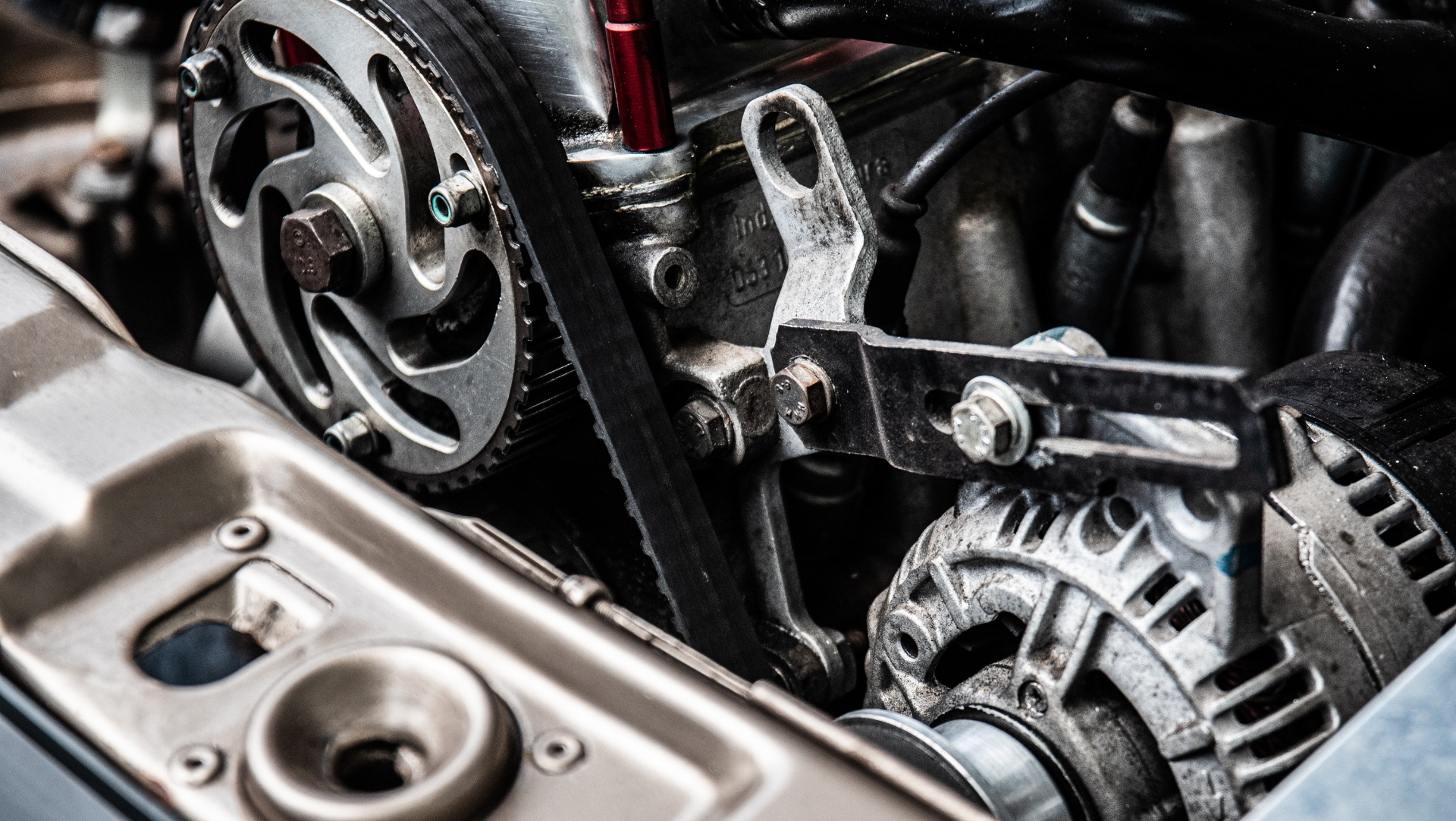 Un gros plan d'un moteur de voiture avec le capot ouvert.